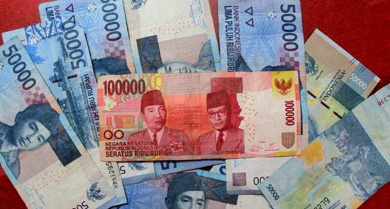 Hình ảnh tờ 100000 Rp Indonesia trên nhiều tờ tiền giấy mệnh giá khác nhau