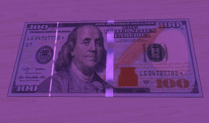 Sử dụng đèn cực tím chiếu vào dải an ninh trên tờ đô la thật sẽ có ánh sáng đỏ hồng