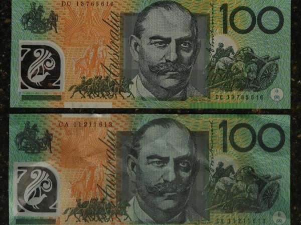 Tiền Úc thật ở trên và tiền giả ở dưới