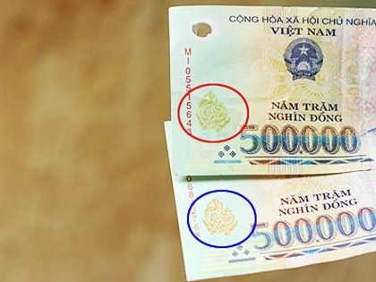 Tờ tiền 500 nghìn thật được in một số hoa văn mà khi bạn chao nghiêng tờ tiền sẽ thấy hoa văn đổi màu trông rất đẹp