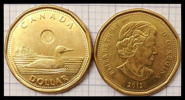 2 mặt đồng xu 1 đô Canada năm 2012