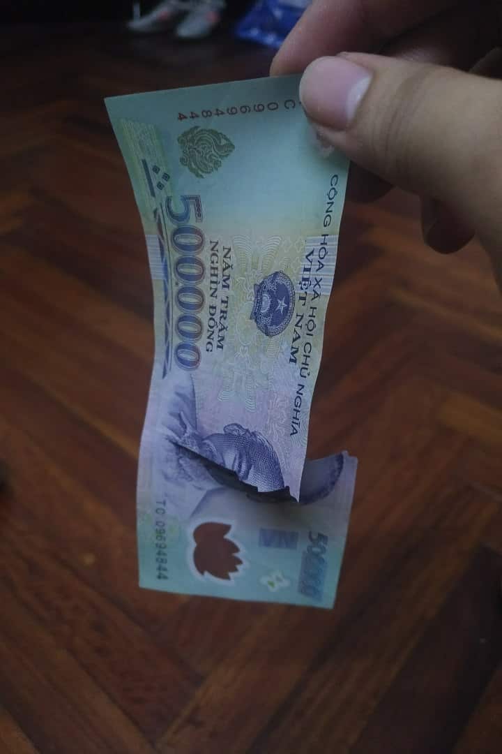 Ảnh Tay Cầm Tiền Rách 500k