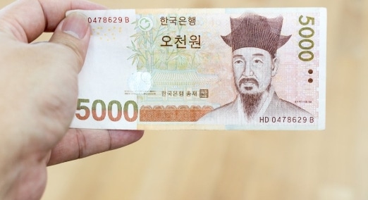 Cầm 5000 won trên tay