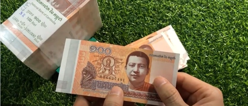 Cầm Tờ Tiền Phật Campuchia 100