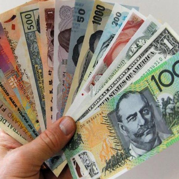 Cầm xấp tiền Đô la Úc