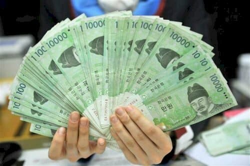 Hình Ảnh Tay Cầm Tiền 10000 Won Hàn Quốc