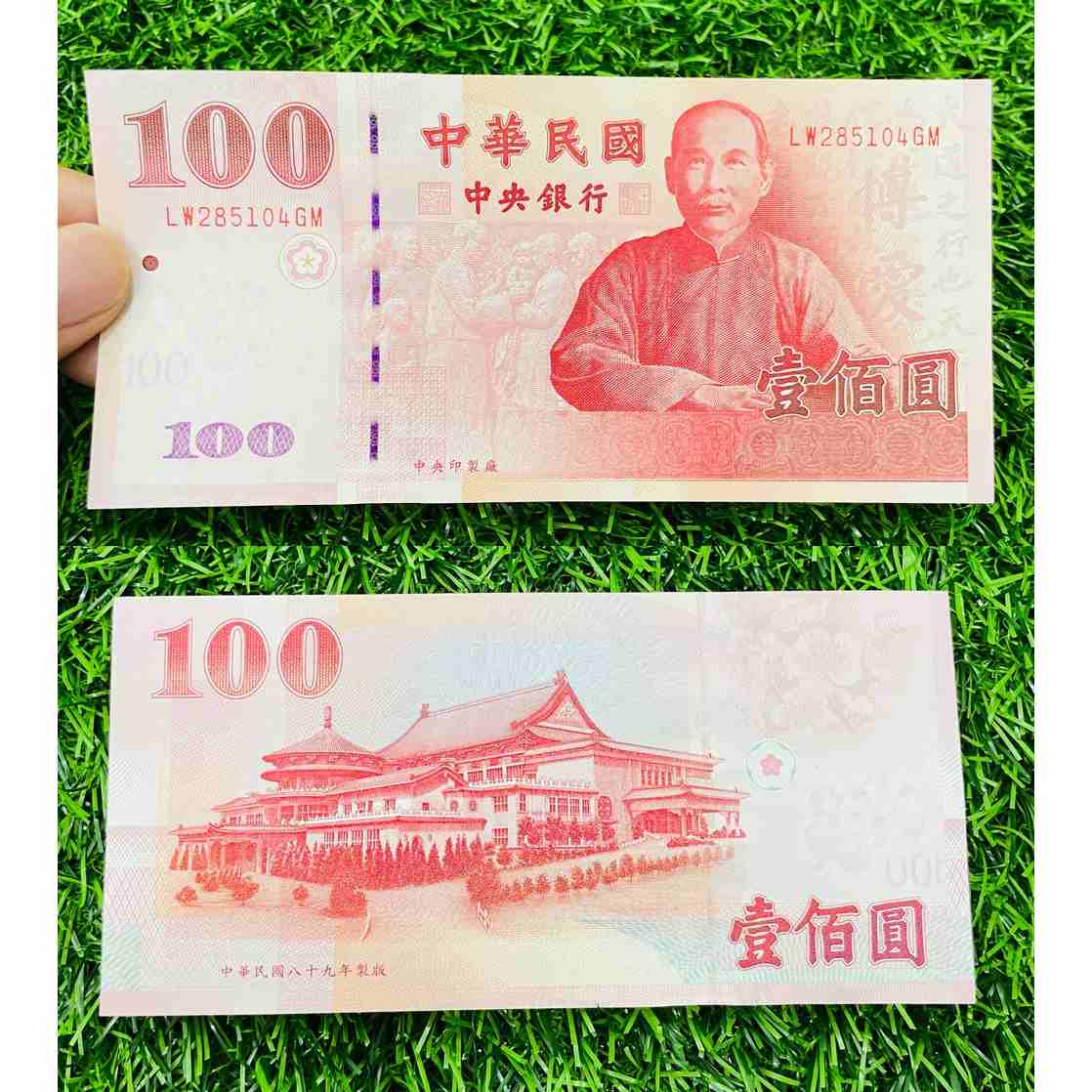 Tay cầm 100 Tệ Tiền Đài Loan