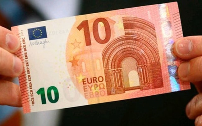 Tay cầm tờ 10 Euro