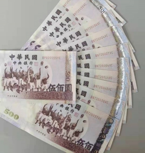 Xấp tiền 500 tệ Đài Loan