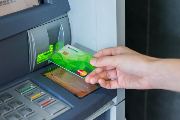 Cách rút tiền thẻ tín dụng FE qua cây ATM