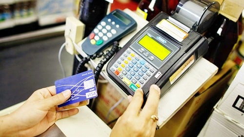 Hình thức rút tiền thẻ tín dụng qua POS hay bên trung gian bị ngân hàng nghiêm cấm