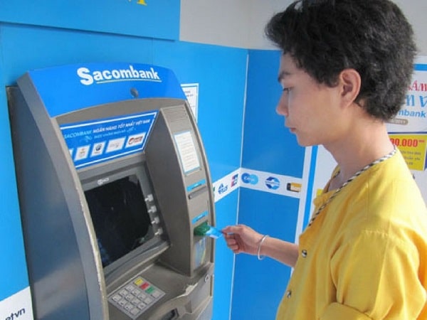 Rút tiền thẻ tín dụng Sacombank từ cây ATM