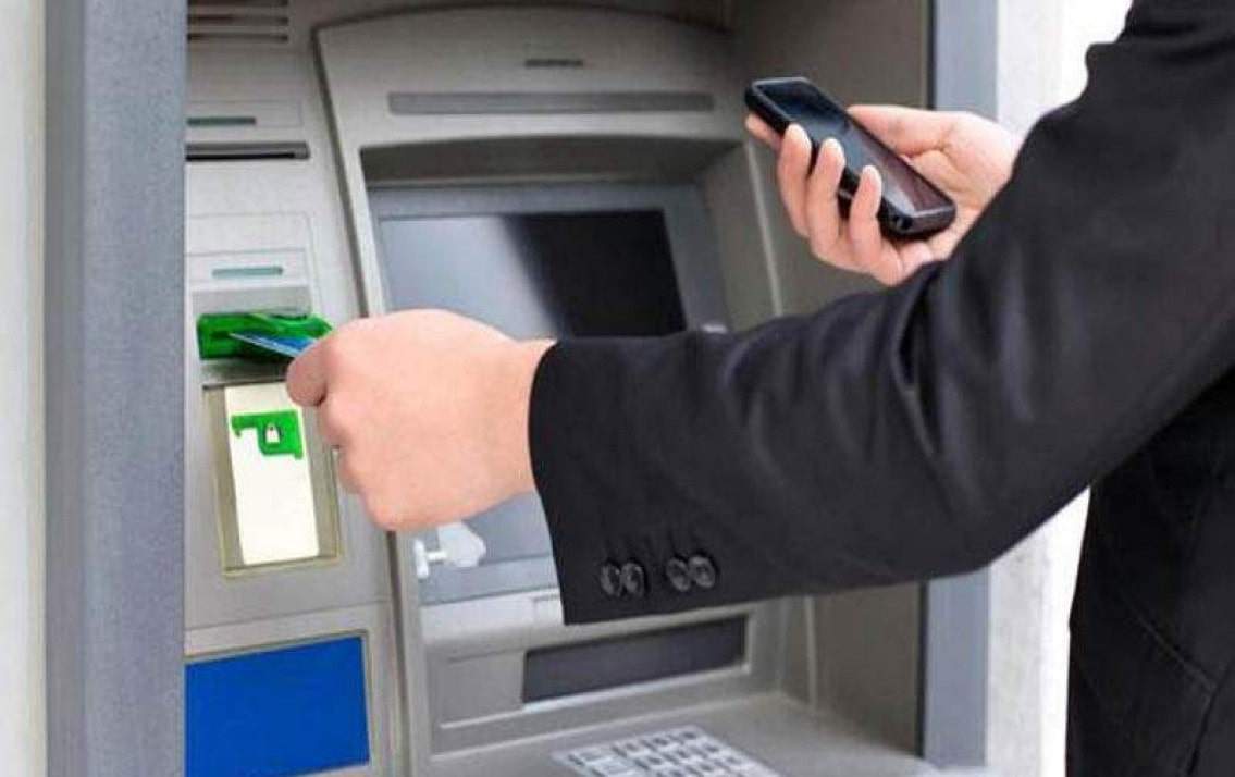 Rút tiền thẻ tín dụng tại cây ATM