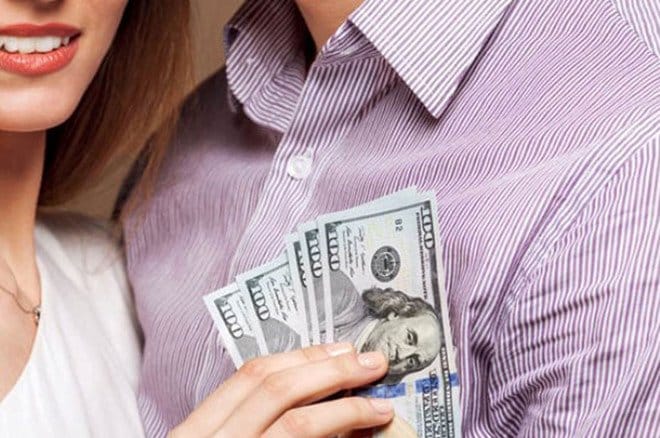 Đàn ông thường đánh giá một người phụ nữ bằng cách xem thái độ của họ với tiền bạc