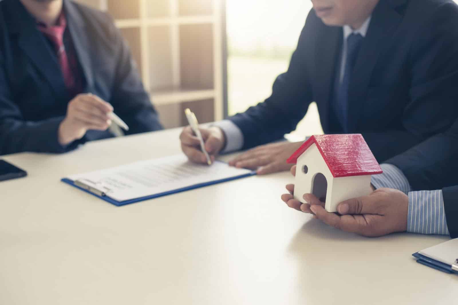 Tìm hiểu kỹ giấy tờ pháp lý khi mua nhà đất phát mãi của ngân hàng